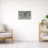 aquarelle-fragment-flottant-configurations-interieures-mockup1 Œuvre abstraite contemporaine lumineuse dans un intérieur minimaliste